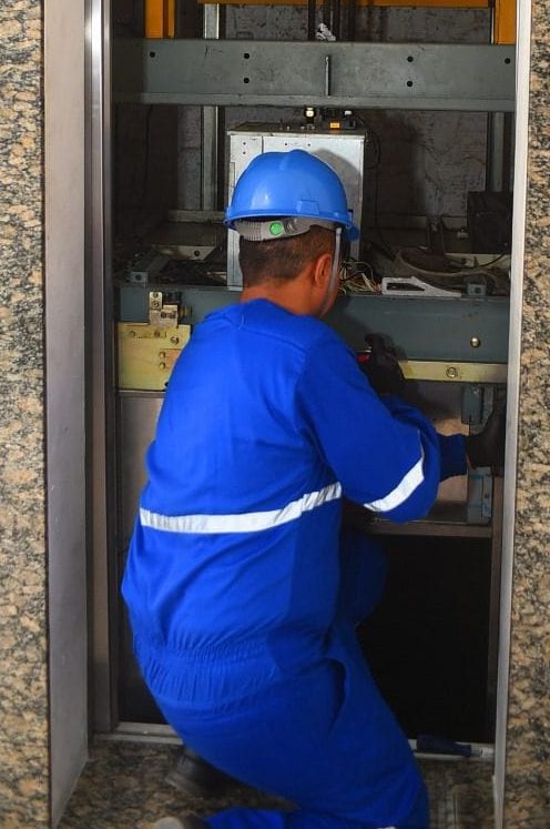 elevador residencial em manaus, manutenção de elevadores em manaus, plataforma elevatória elevador hidráulico